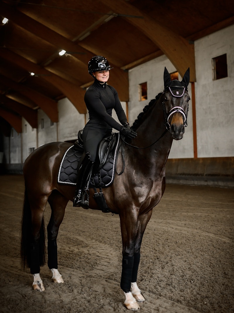 How to wear it Saddle Pad Dressage Signature